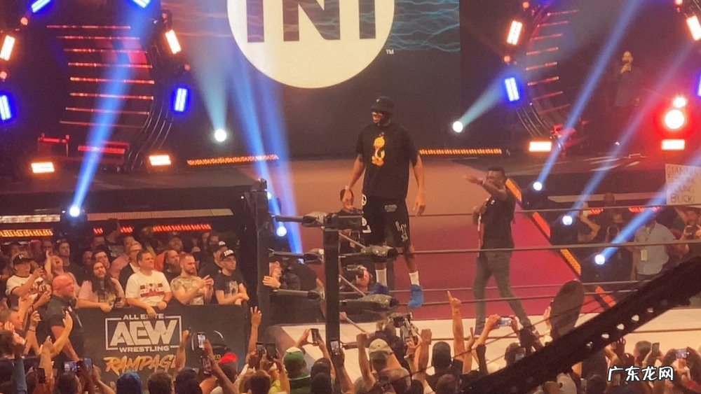 人气火爆!字母哥现身热门摔跤节目,获颁冠军腰带全场高呼MVP