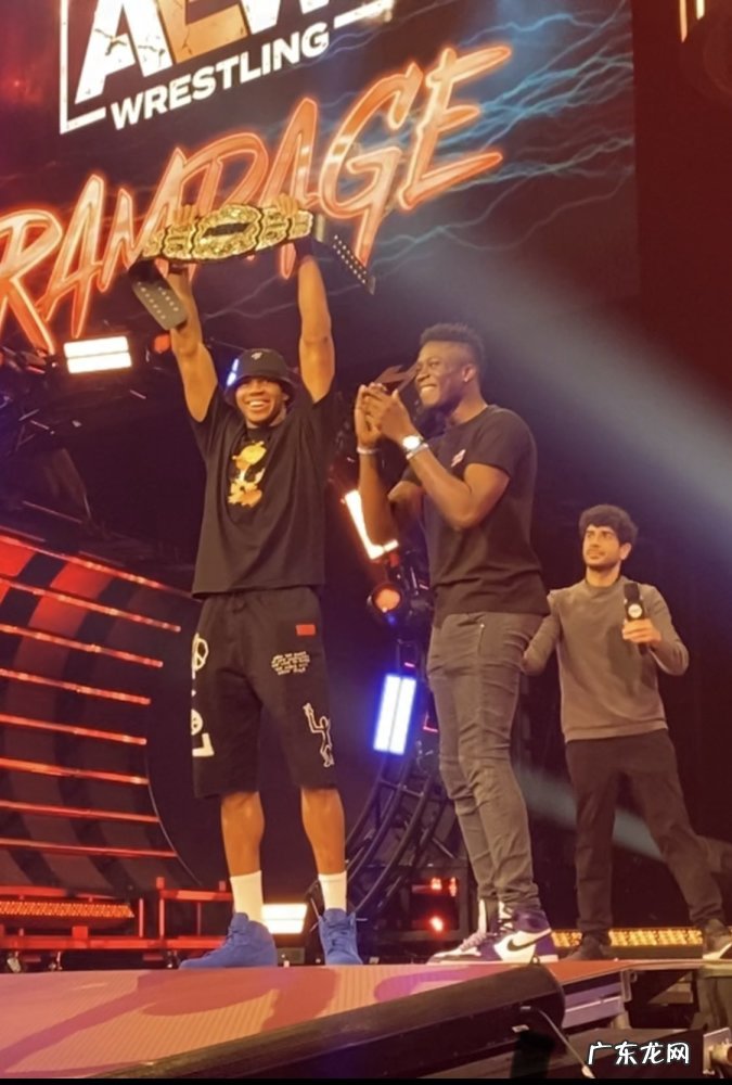 人气火爆!字母哥现身热门摔跤节目,获颁冠军腰带全场高呼MVP