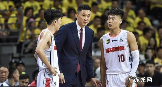 国家队新科领军人物,胡明轩又帅又能打,23岁已然成为CBA大满贯