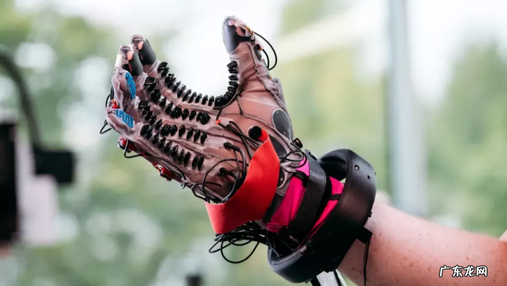 Facebook推出《头号玩家》触觉手套原型,随后被指控抄袭