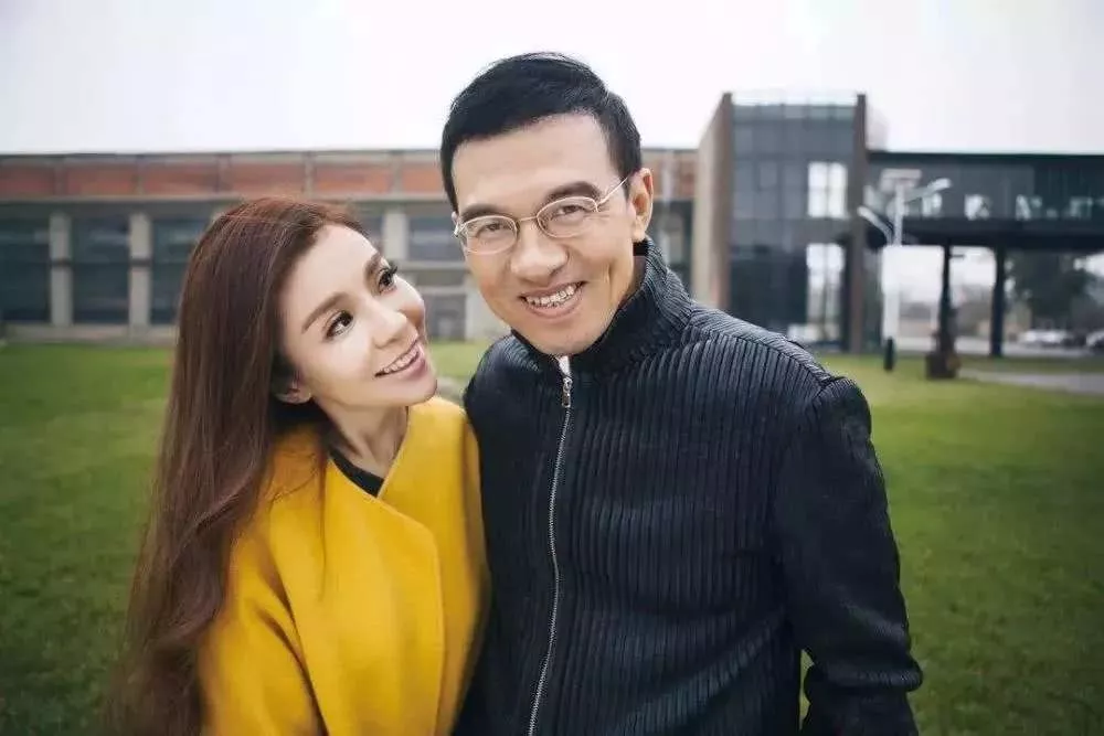 朱迅的父亲母亲为什么没在她身边 朱迅的父亲