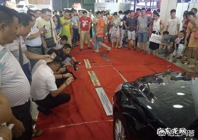 手里有30来万,想自己创业,现在有什么好点的项目!开厂或开店?