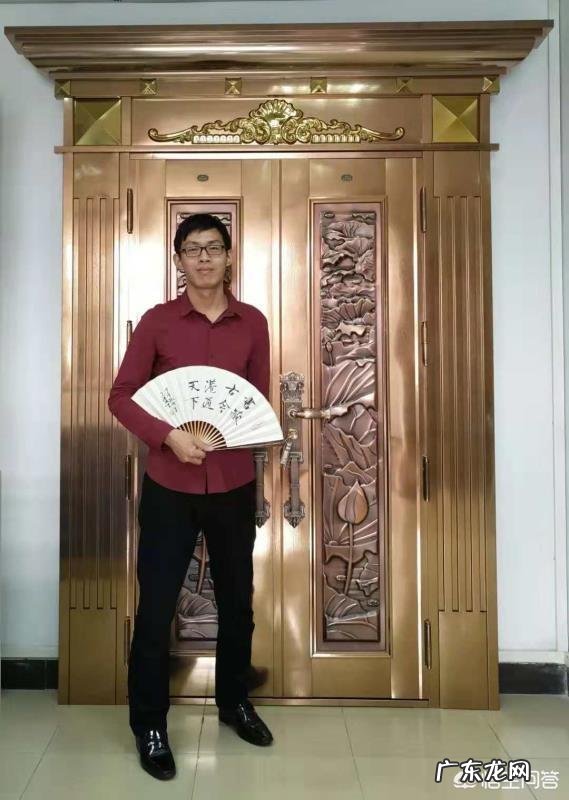 手里有30来万,想自己创业,现在有什么好点的项目!开厂或开店?