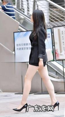 黑色短款小西装怎么搭配 黑色小西装搭配