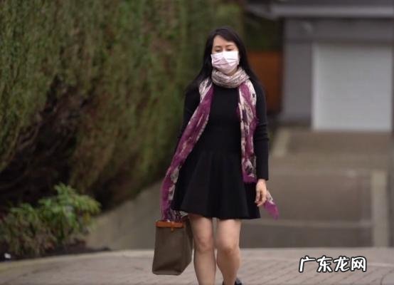 卫衣搭配什么裙子好看 黑色短裙怎么搭配