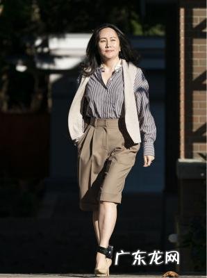 卫衣搭配什么裙子好看 黑色短裙怎么搭配