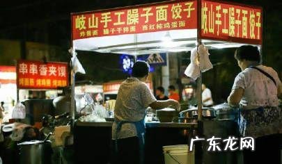 地摊火了，假如摆地摊你会卖什么你觉得地摊经济前景如何