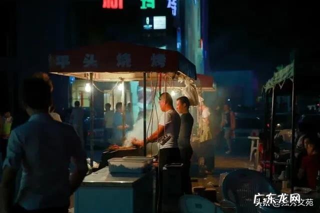 地摊火了，假如摆地摊你会卖什么你觉得地摊经济前景如何