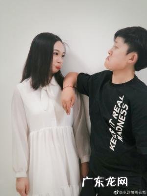 贾云哲和妻子同台照片 贾云哲图片