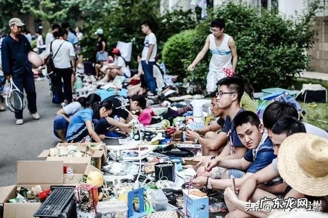 地摊卖书一天能赚多少 现在摆地摊能挣钱吗?摆地摊一年能挣多少钱