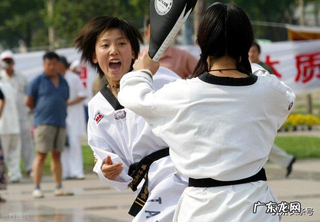 我是一个小木匠 小木匠体格健壮有劳动工具拼死一搏能战胜法子英的为啥罹难？天生体格健壮的原因