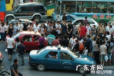 好多人都说北京钱不好挣,生意也不好做,说什么返乡潮,是回老家发展还是继续留在北京啊?