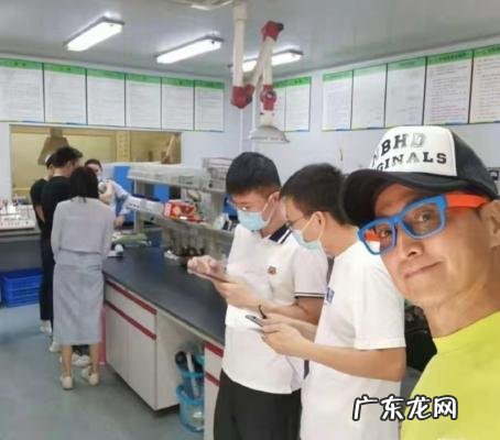 何家劲的老婆是杨丽菁吗 何家劲的老婆