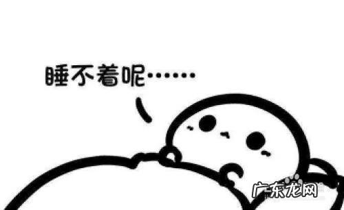 开灯玩手机和关灯玩手机哪个危害大,关灯玩手机怎么不伤眼?