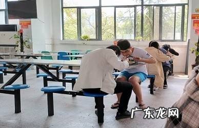 吃饭玩手机的危害,吃饭玩手机不尊重人吗？