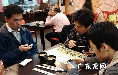 吃饭玩手机的危害,吃饭玩手机不尊重人吗？