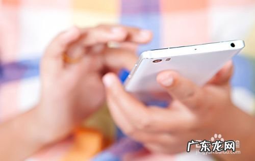 学生上课玩手机怎么办 学生在校玩手机如何处理,初中学生打架怎么处理？