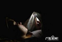 晚上玩手机的危害,睡前玩手机的7大危害？