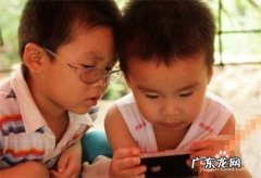 给小孩玩手机的危害 给孩子玩手机的影响,高烧抽搐对智力的影响？