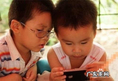 给小孩玩手机的危害 给孩子玩手机的影响,高烧抽搐对智力的影响?