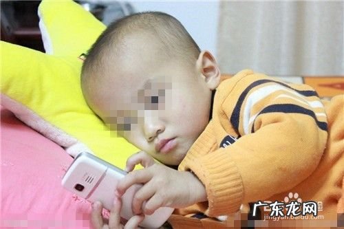 给小孩玩手机的危害 给孩子玩手机的影响,高烧抽搐对智力的影响?