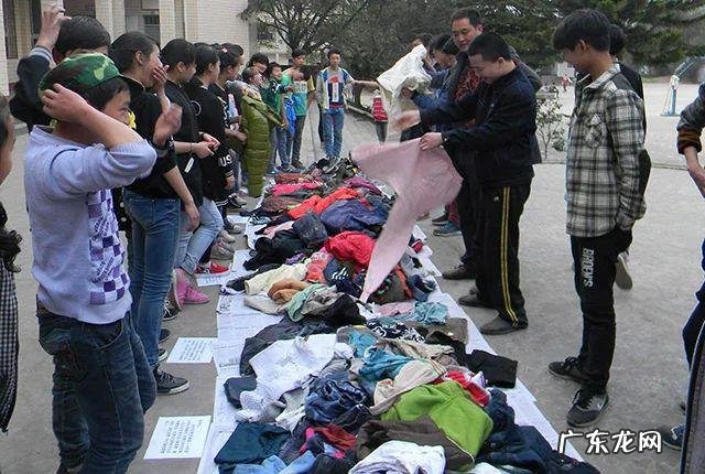 摆摊吧 最近「地摊经济」火了，要去摆地摊卖些什么比较好？最火的地摊都卖些什么