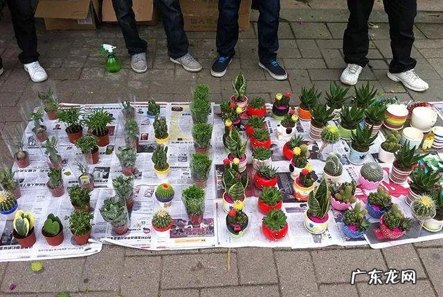 摆摊吧 最近「地摊经济」火了，要去摆地摊卖些什么比较好？最火的地摊都卖些什么