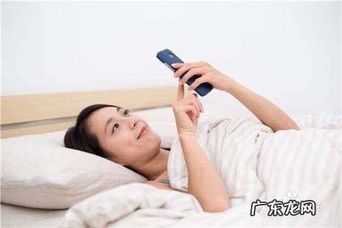 坐月子玩手机的危害,月子一直玩手机后果?