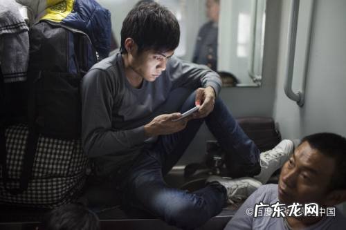 睡前玩手机的危害,睡前玩手机的十大危害?