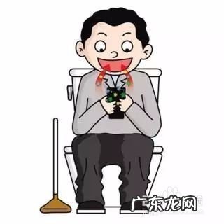 上厕所玩手机有什么坏处,长时间蹲厕所玩手机的危害?