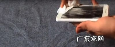 手机上的划痕如何解决