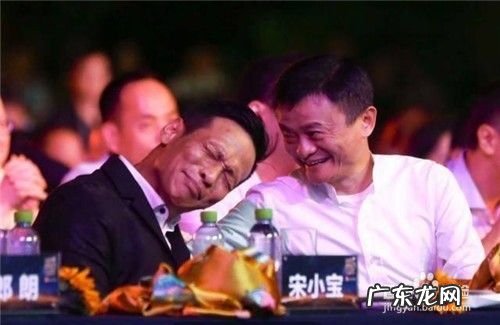 明星和马云合影,冯小刚像保镖成龙拿马云当小弟