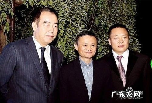 明星和马云合影,冯小刚像保镖成龙拿马云当小弟