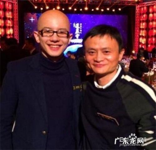 明星和马云合影,冯小刚像保镖成龙拿马云当小弟