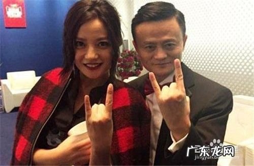 明星和马云合影,冯小刚像保镖成龙拿马云当小弟