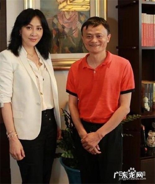 明星和马云合影,冯小刚像保镖成龙拿马云当小弟