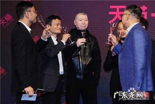 明星和马云合影,冯小刚像保镖成龙拿马云当小弟