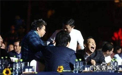 明星和马云合影,冯小刚像保镖成龙拿马云当小弟