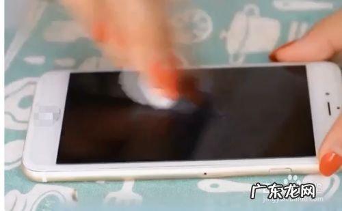 手机膜上有划痕怎么办