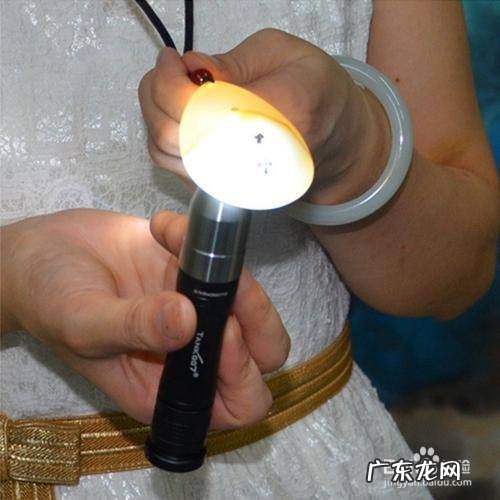 真蜜蜡用手机灯照会什么颜色,蜜蜡什么颜色最贵?