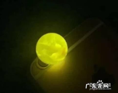 真蜜蜡用手机灯照会什么颜色,蜜蜡什么颜色最贵?