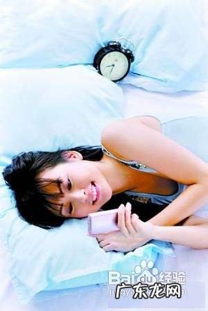 躺着玩手机的危害,躺着玩手机会不会近视?