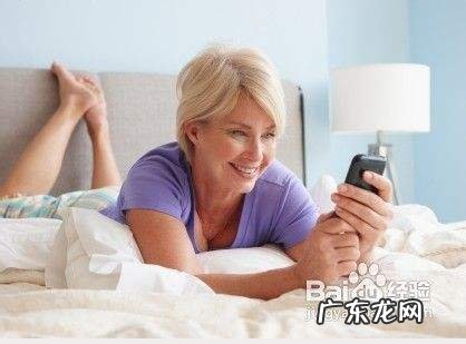 躺着玩手机的危害,躺着玩手机会不会近视?