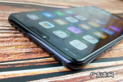 手机上的小孔是干嘛的 手机上的小孔有什么用,手机一排小孔干什么用的?