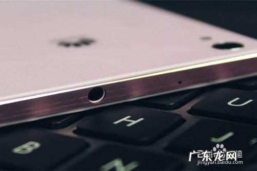 手机上的小孔是干嘛的 手机上的小孔有什么用,手机一排小孔干什么用的?