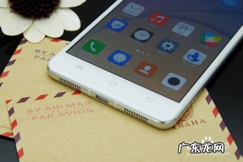 手机上的小孔是干嘛的 手机上的小孔有什么用,手机一排小孔干什么用的?