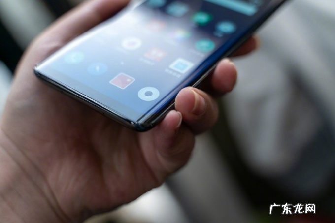 谁愿意买单呢？明年旗舰机将重新用回LCD屏：OLED不香了