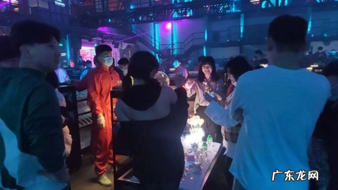 年轻人蹦迪实录:瞒着男朋友出去蹦迪,结果被当场抓包