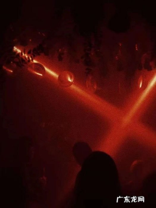 年轻人蹦迪实录:瞒着男朋友出去蹦迪,结果被当场抓包