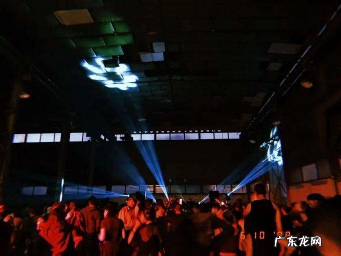 年轻人蹦迪实录:瞒着男朋友出去蹦迪,结果被当场抓包